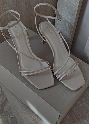 Босоніжки бежеві