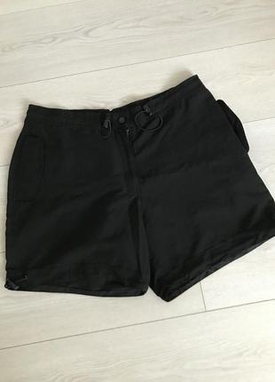 Практичные черные шорты