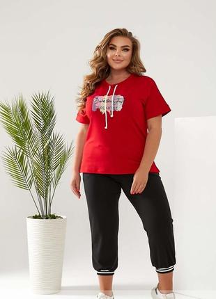 Костюм-двійка жіночий літній трикотажний батал футболка оверсайз червона капрі штани чорні1 фото