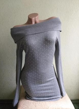 Теплое платье с открытыми плечами. мини платье вязаное.1 фото