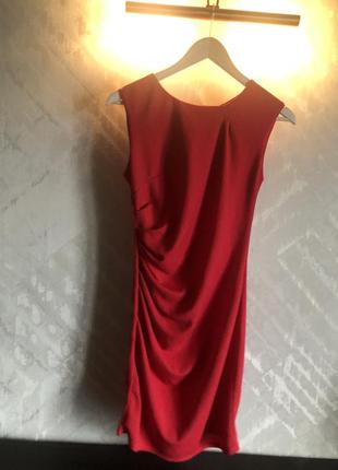 Червона сукня