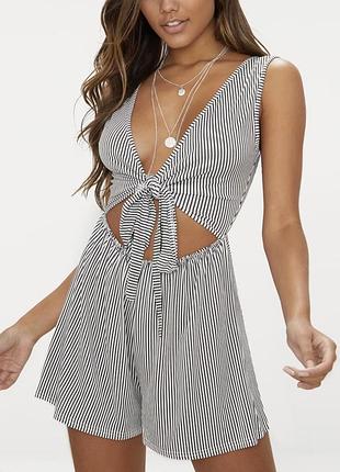 Женский монохромный летний короткий комбинезон в полоску с завязкой на груди