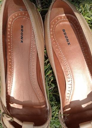 Бежевые кожаные туфли лодочки с острым носком bronx4 фото