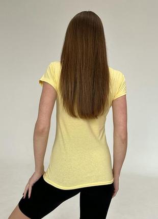 Трикотажная желтая футболка с надписями3 фото