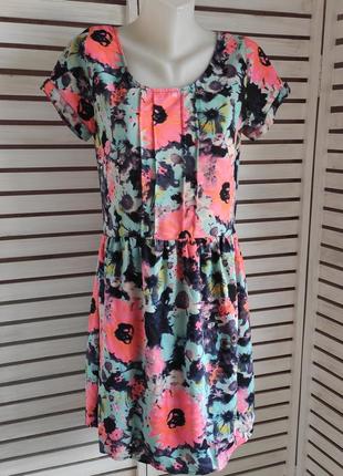 Платье легкое, яркое, летнее.