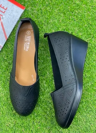 М'які та зручні перфоровані балетки на танкетці.