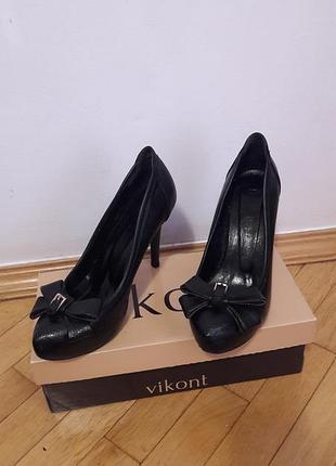 Жіночі чорні туфлі на підборах