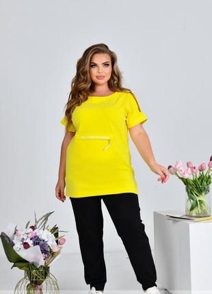 Костюм двойка женский летний желтая футболка удлиненная с карманом на молнии штаны черные батал3 фото