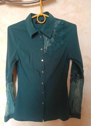Красивая блузка изумрудного цвета с гипюром2 фото
