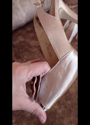 Жіночі сандалі (босоніжки)8 фото
