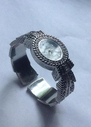 Часы-браслет bella & rose. на ходу.