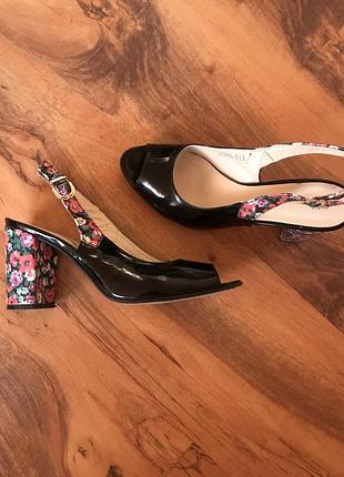 Босоніжки лакові