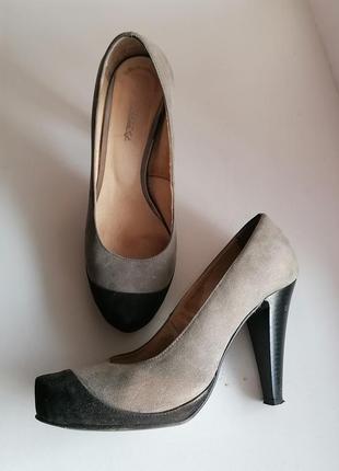 Жіночі сірі шкіряні туфлі на каблуках