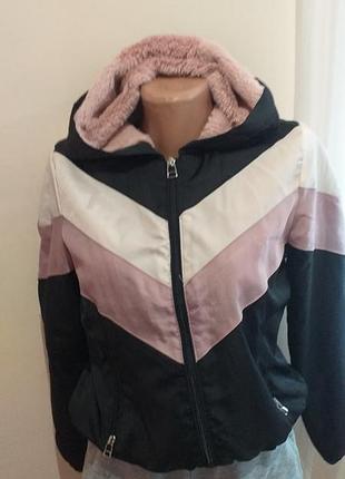 Спортивная курточка на девочку 8-9 лет