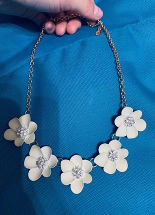 Кольє з квітами