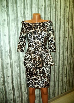 Леопардовое платье футляр с баской-открытые плечи