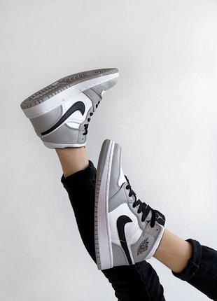 Серые джорданы кроссы серые с белым nike air jordan 1 high grey black white женские6 фото