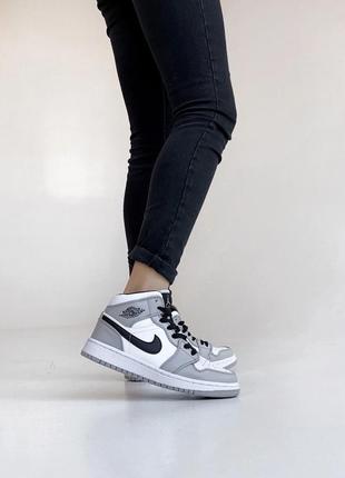 Серые джорданы кроссы серые с белым nike air jordan 1 high grey black white женские1 фото