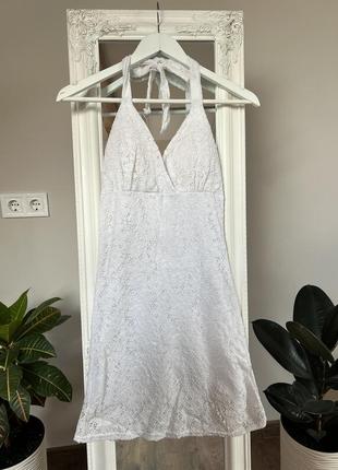 Короткое сетевое платье с открытыми плечами. мини платье по фигуре белое сетевая платье