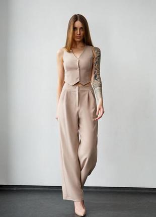 Костюм с брюками и жилетом бежевый костюм классический