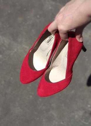 Туфли лодочки  замшевые натуральные красные на средней шпильке 8см3 фото