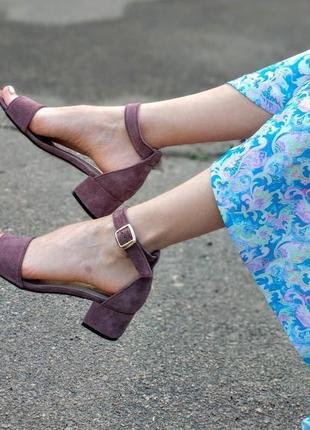 Босоніжки з натуральної шкіри , замші на низькому підборі 4 см