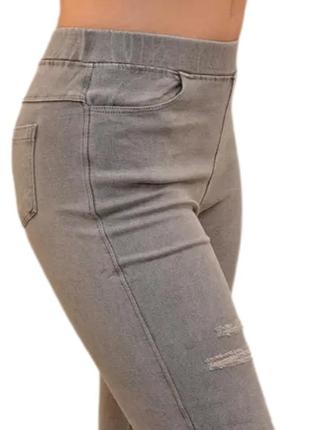 Цветные джинсы с рваным низом1 фото