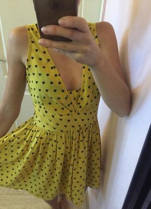Платье желтое с сердечками, принт, короткое1 фото