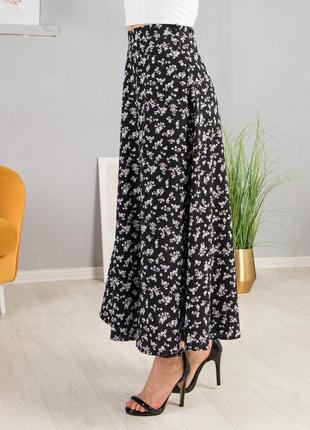Легкая женская юбка -трапеция свободного кроя черная с белыми цветами большие размеры  44, 46, 484 фото