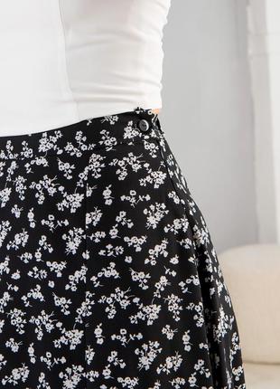 Легкая женская юбка -трапеция свободного кроя черная с белыми цветами большие размеры  44, 46, 486 фото