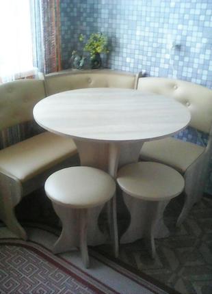 Компактний кухонний куточок боярин з круглим столом і табуретами6 фото