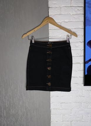 Коротка стрейчева  спідниця на гудзиках з жовтою декоративною строчкою missguided , xs