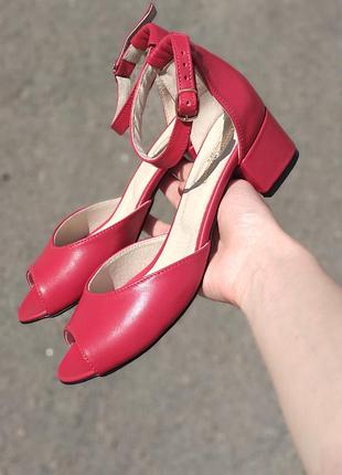 Босоножки из натуральной красной кожи на каблуке 4см