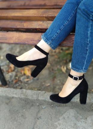 Туфли  замшевые черные с круглым носком на высоком каблуке 9,5см с ободком вокруг ноги4 фото