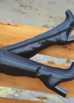 Сапоги из натуральной кожи на высоком каблуке клешь 9см