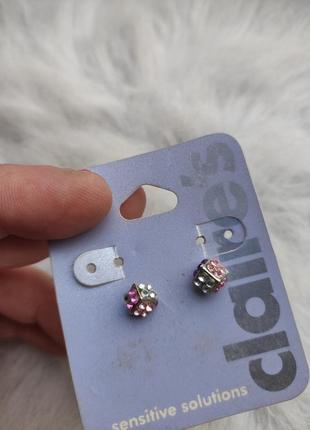 Маленькі срібні сережки гвоздики квадратні з камінням кольоровими стразами рожеві фіолет