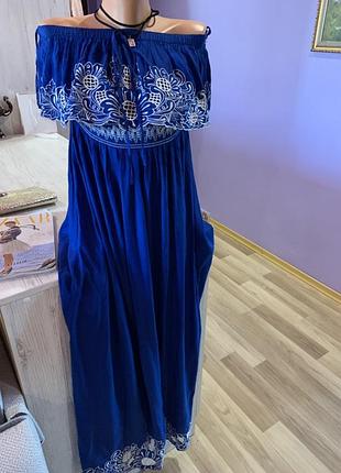 Супер сукню з відкритими плечима з вишивкою принтом зверху і знизу, без дефектів .