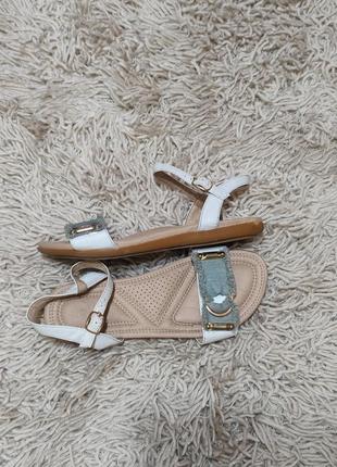 Дуже гарні і м'які босоніжки.розмір 40.в дуже гарному стані.сандалі, шльопанці