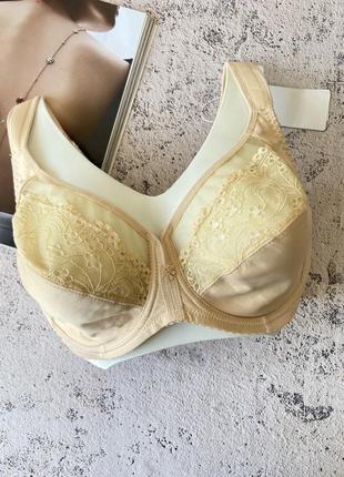 Бежевый бюстгальтер большого размера на чашку f