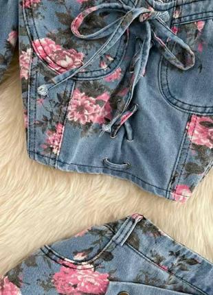 Джинсовий костюм топ спідниця міді  квітковий принт стильний трендовий костюм джинсова юбка міді топ