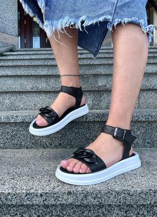 Натуральные босоножки с цепочкой