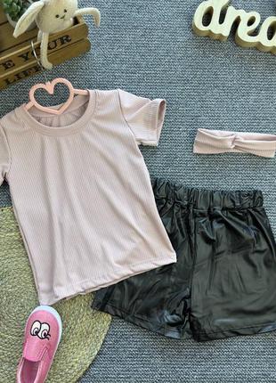 Вкорочена футболка та шорти з екошкіри