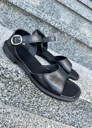 Базовые черные босоножки