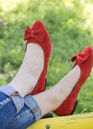 Балетки из натуральной замши , с бантиком из красной замши
