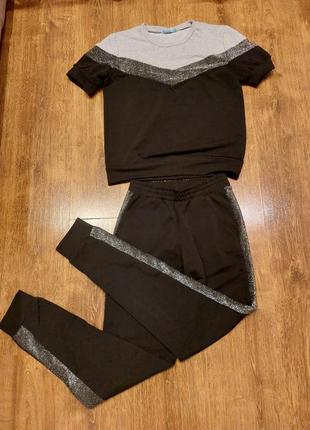 Костюм с люрексом 44-46 разм.