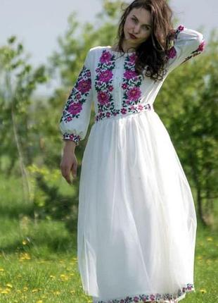 Вышитое платье