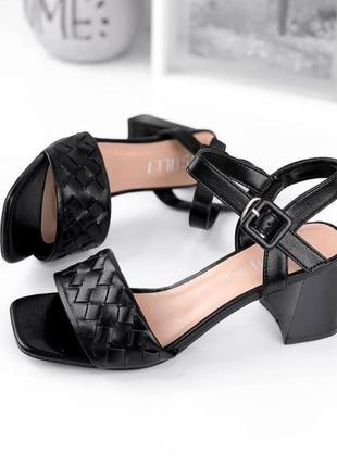 Босоніжки на каблуці