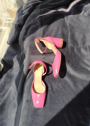 Розовые кожаные лаковые туфли босоножки с квадратным закрытым носом пяткой