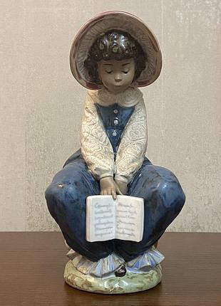 Фарфоровая статуэтка lladro «заснувшая девочка».