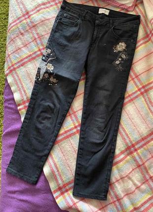 Джинсы с вышивкой